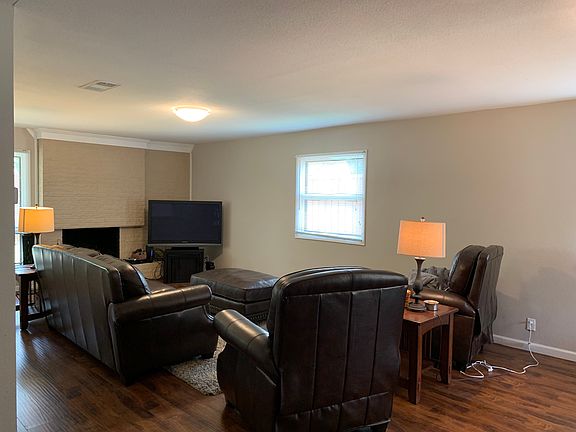 3rd image of 903 Melrose Dr