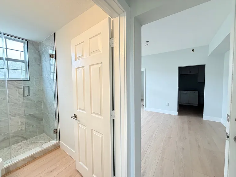 Valencia Apartments — Photo 6