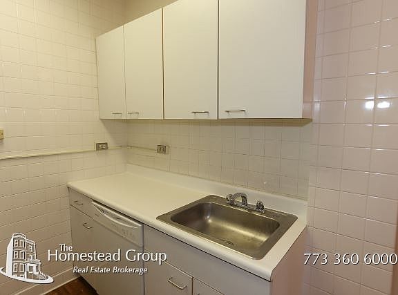 4th image of 429 W Roscoe St APT 205