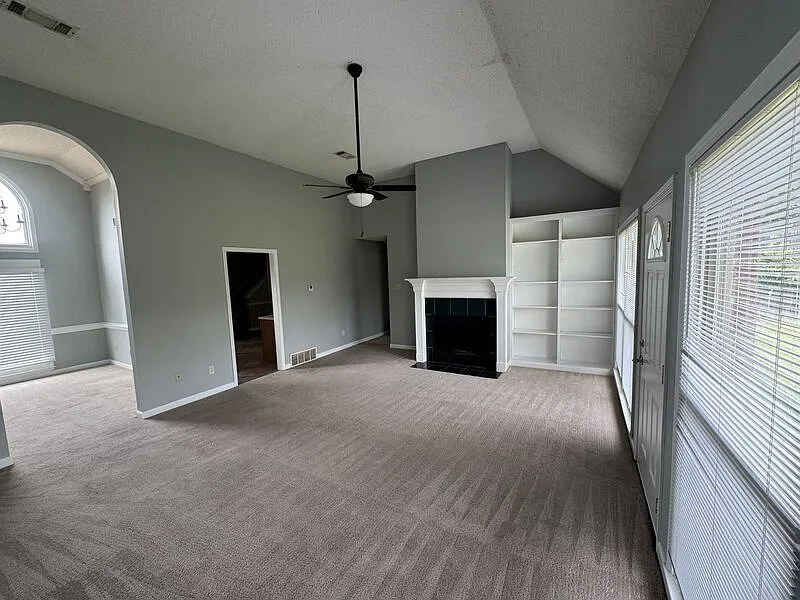 3 bed, 2.0 bath, 2070 sqft, $2,000 — Photo 4