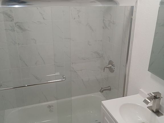 4th image of 610 E Hyde Park Blvd APT 6