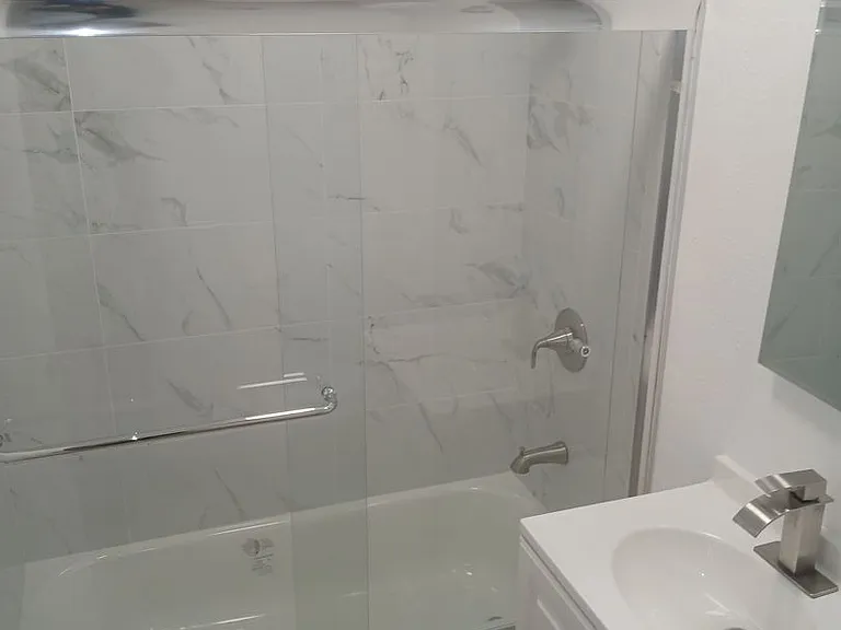 610 E Hyde Park Blvd — Photo 4