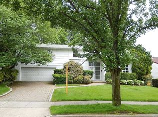 82 Country Dr, Plainview, NY 11803
