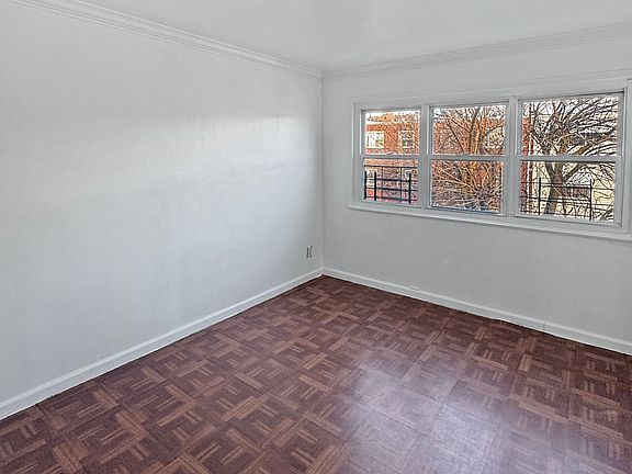 LIVING ROOM (UN-STAGED)