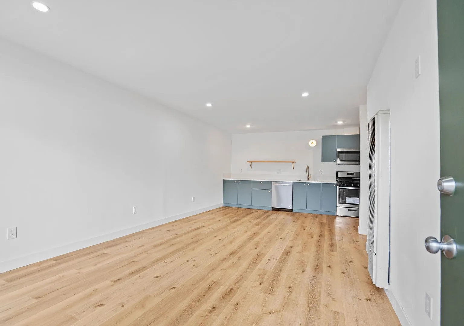 Individual Bungalows: All 1 Bedroom/ 1 Bath Units All With Large Private Yards. — Photo 4