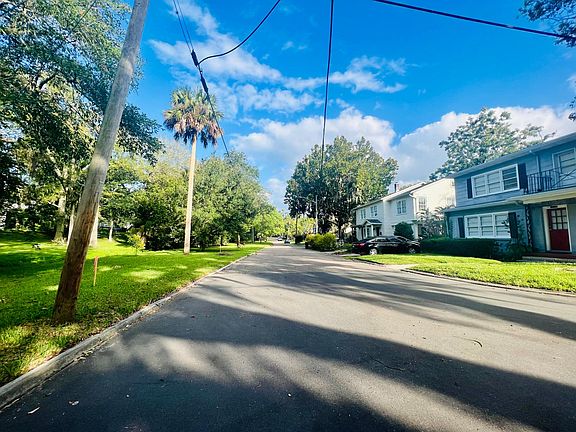 Neighborhood-very quiet street