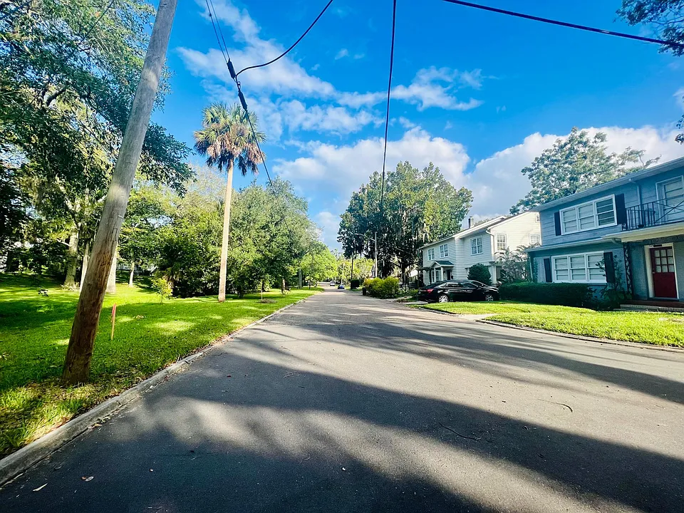 Neighborhood-very quiet street