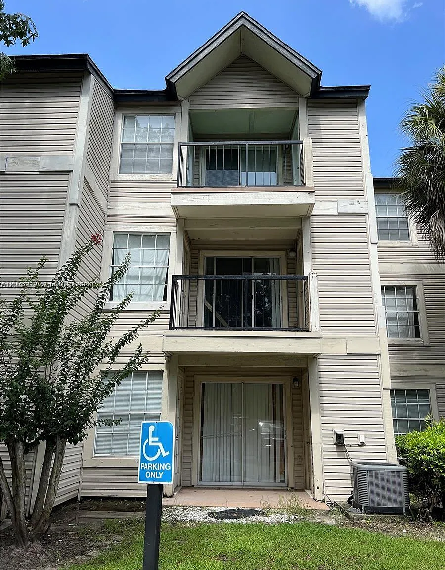 2 bed, 2.0 bath, 864 sqft, $1,350 — Photo 2