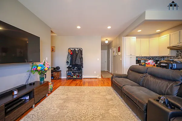 Sold by Momentum Real Estate LLC | media 15