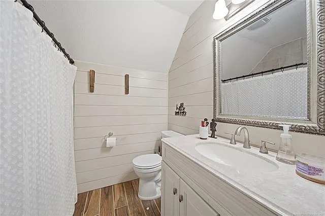 1112 W Queens Pl — Photo 11