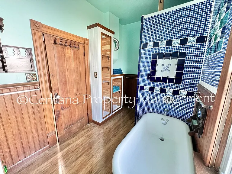 1305 E 2nd St — Photo 26