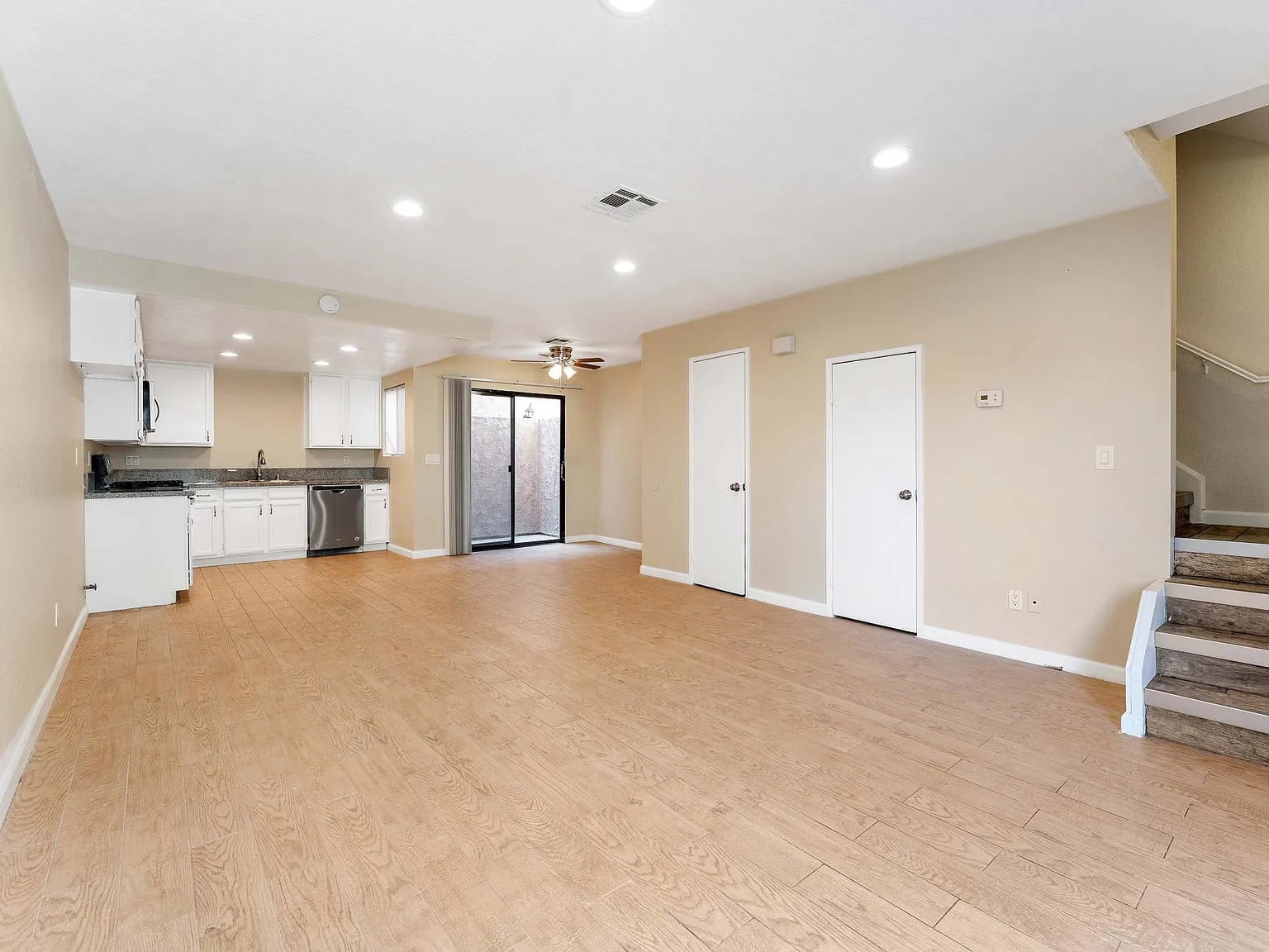 2 bed, 1.5 bath, 1000 sqft, $2,000 — Photo 2
