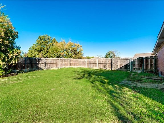 2nd image of 931 Live Oak Dr