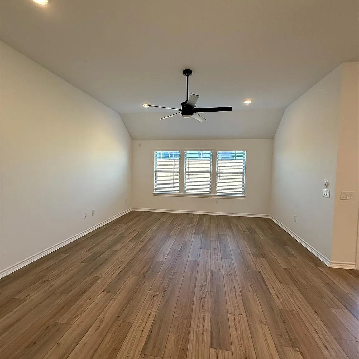 4 bed, 2.0 bath, 2101 sqft, $3,100 — Photo 4