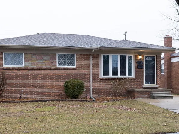 22333 Socia St, Saint Clair Shores, MI 48082