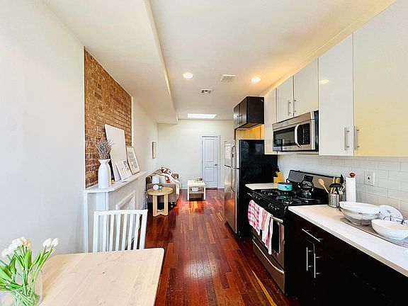 2nd image of 114 Jefferson Ave APT 4