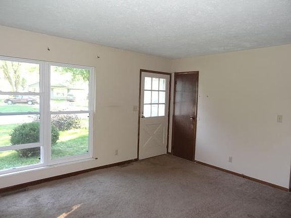 4th image of 64 Lee Ct