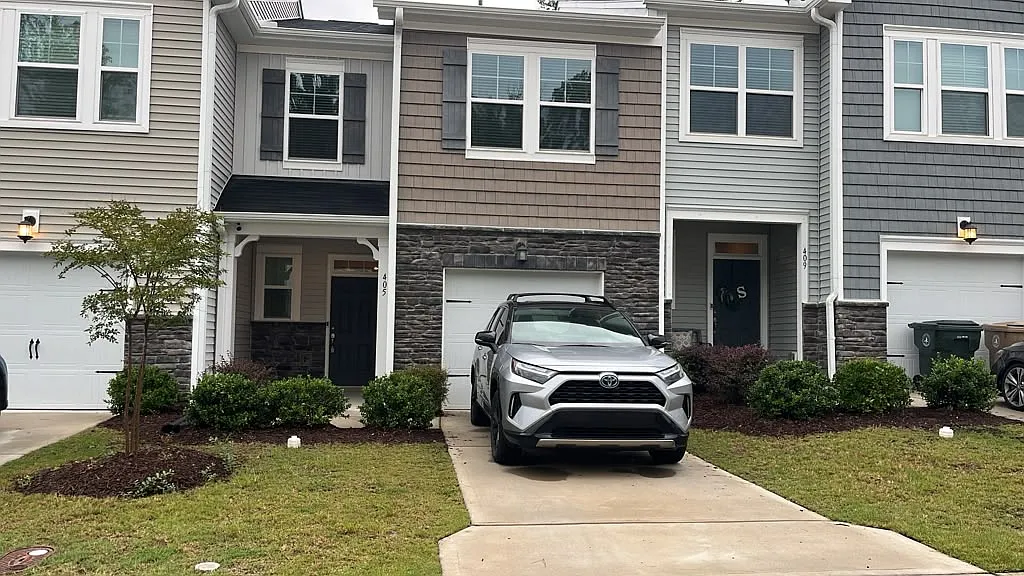 3 bed, 2.5 bath, 1680 sqft, $1,895 — Photo 1