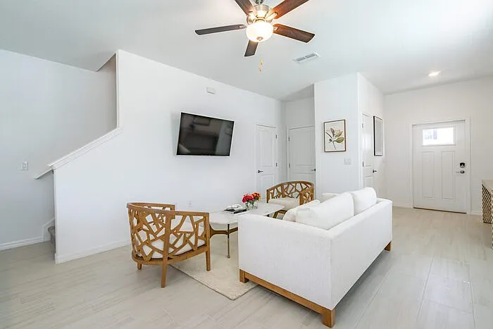 3 bed, 2.5 bath, 1634 sqft, $2,201 — Photo 2