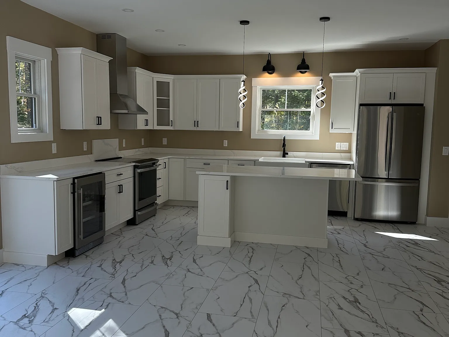 3 bed, 2700 sqft, $3,200 — Photo 2