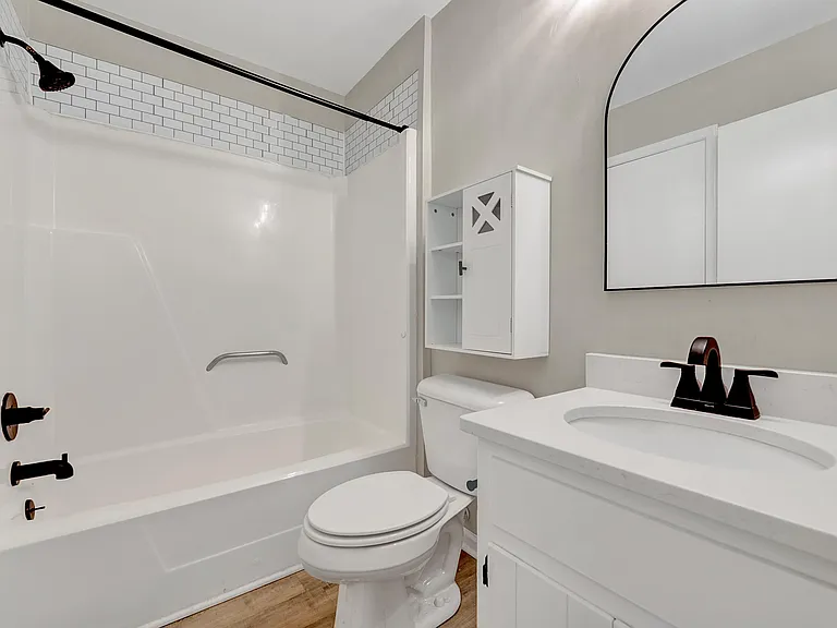 En suite full bathroom