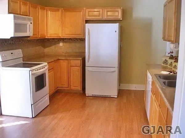 948 Hill Ave — Photo 6