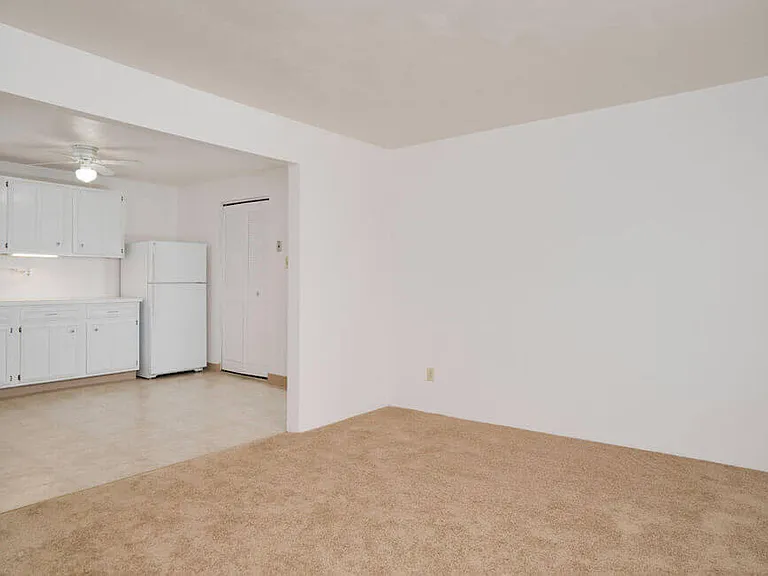 LaSalle West Apartments — Photo 7
