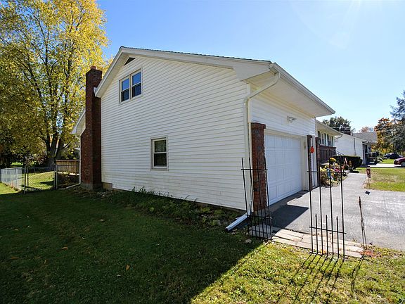 5th image of 18 Montclair Dr