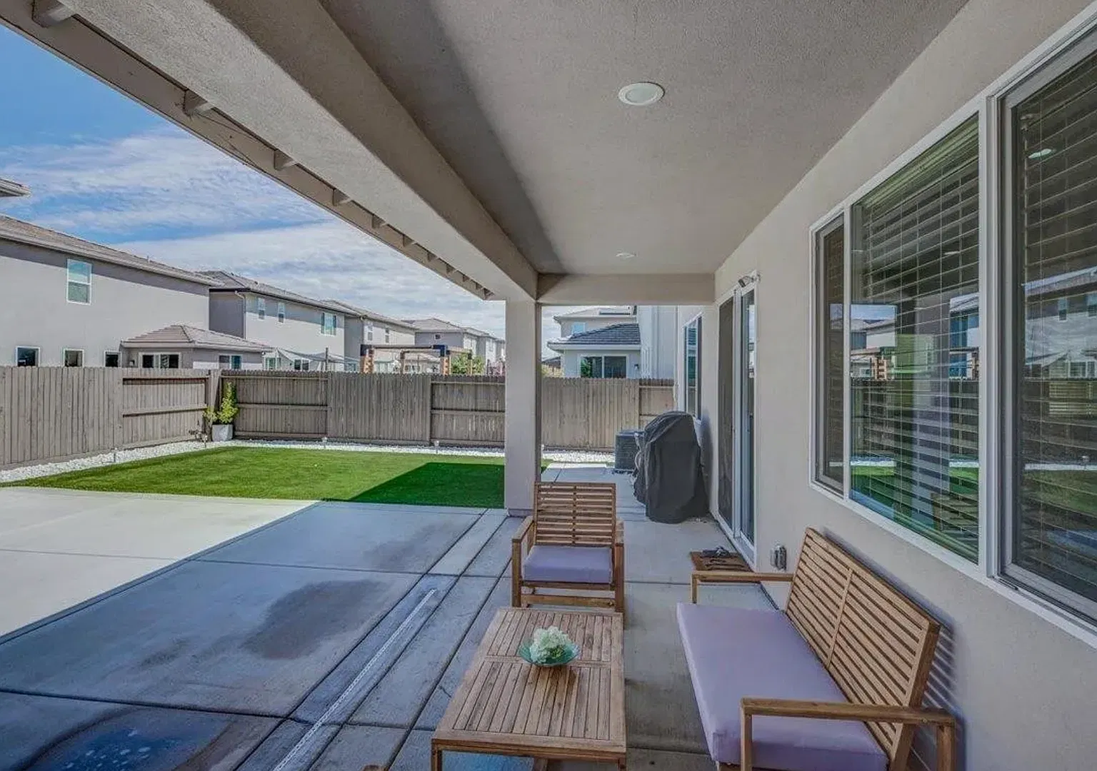 Show Stopper! Natomas HUGE 3/2.5 plus Loft! Reference ad for viewings. — Photo 4