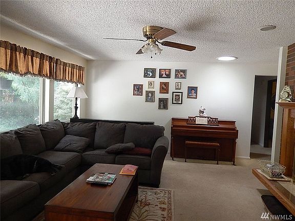 3rd image of 870 NE Sutton Pl
