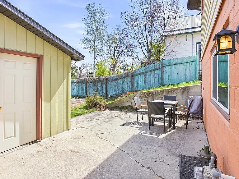 814 Stuart St — Photo 29
