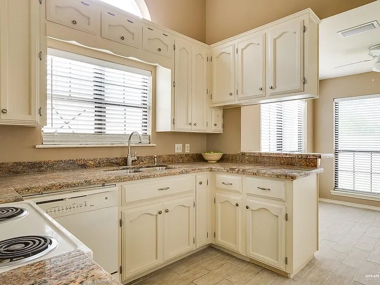 709 Brazos Cir #UT8 — Photo 6