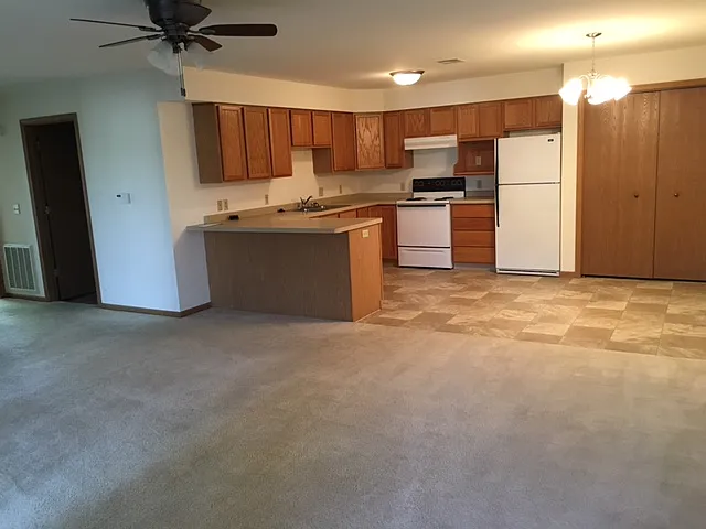 Lake Mills Tyranena Spacious units! — Photo 2