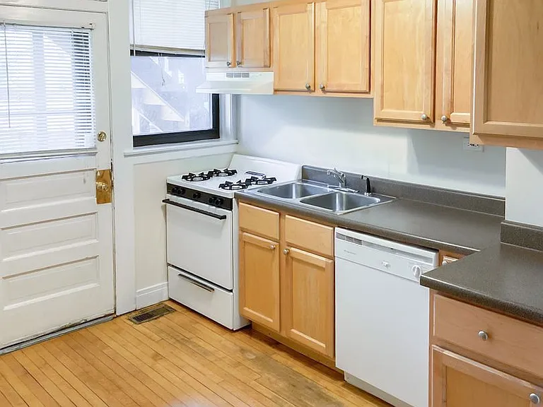1941 W Winnemac Ave — Photo 16