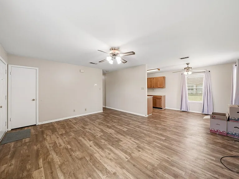 1017 Lions Park Dr — Photo 4