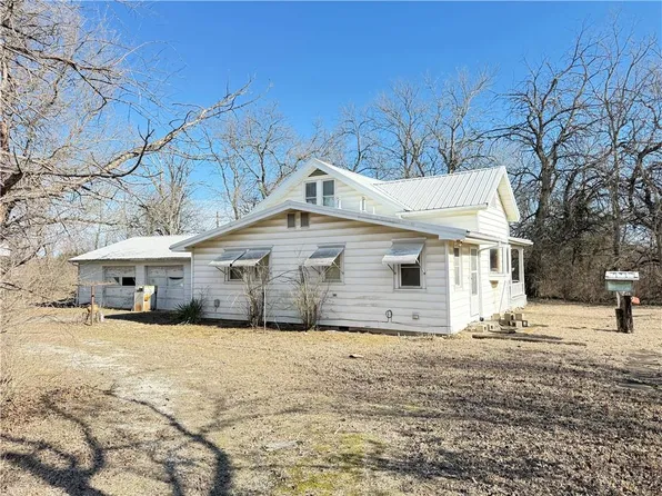 18794 McKinley Lake Rd, Parsons, KS 67357