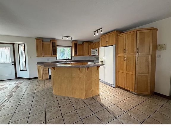 5th image of 241 Dehavilland AVENUE