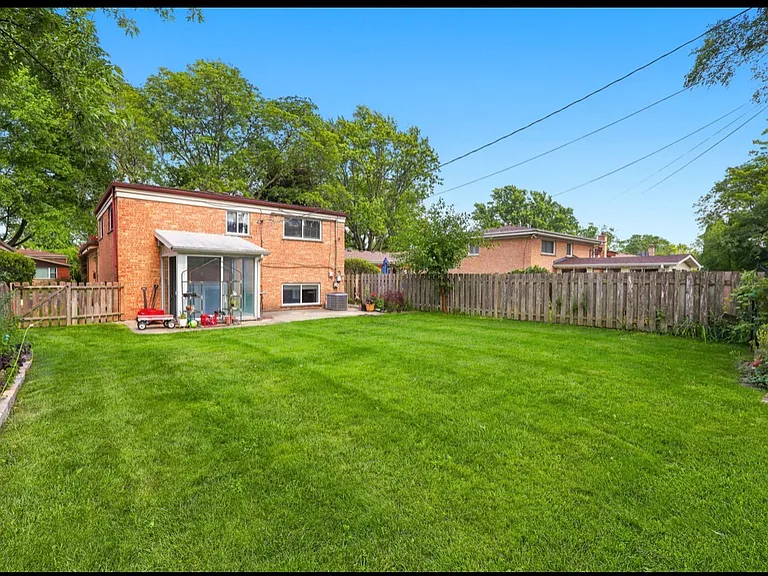 613 Leamington Ave — Photo 3