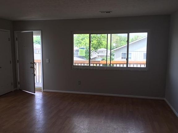 2nd image of 140 River Oaks Dr