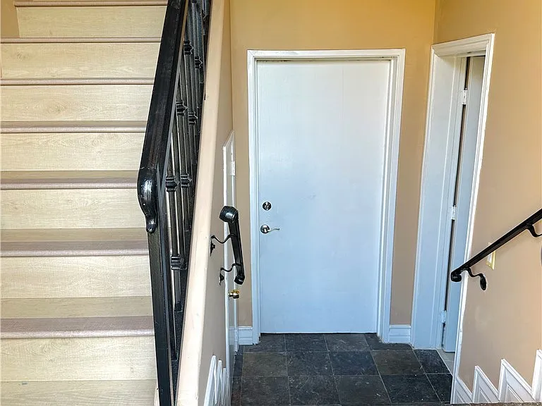 5555 Carpenter Ave #4 — Photo 5