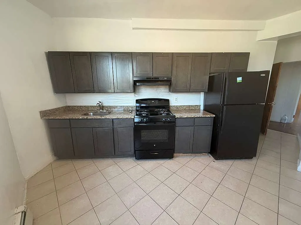 2 bed, 850 sqft, $1,900 — Photo 2