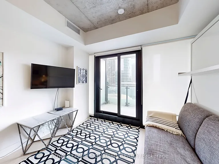 224 King St W #1406 — Photo 4