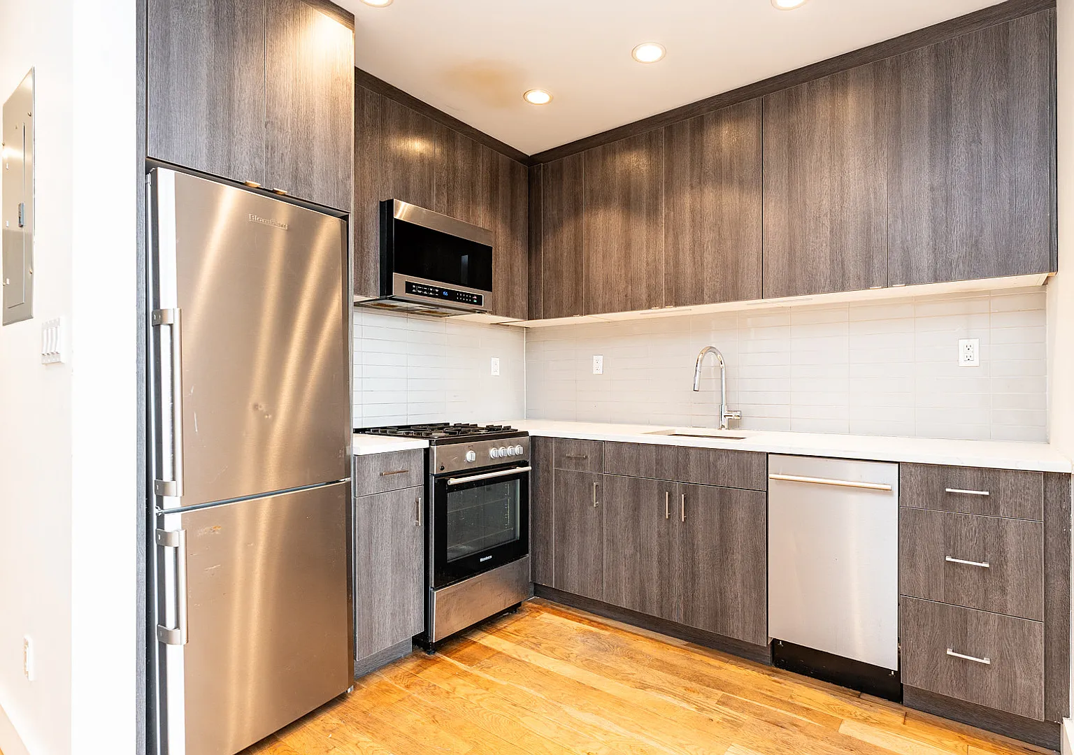 824 East New York Avenue — Photo 2