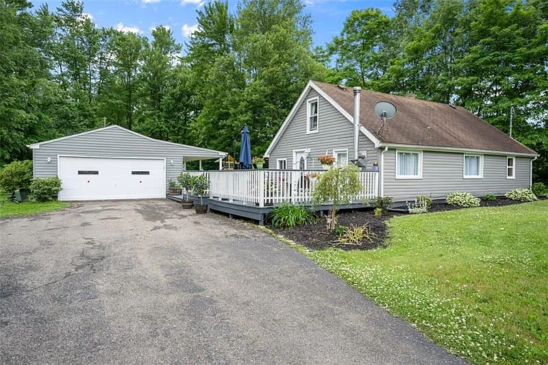 370 Blackstone Dr photo 1