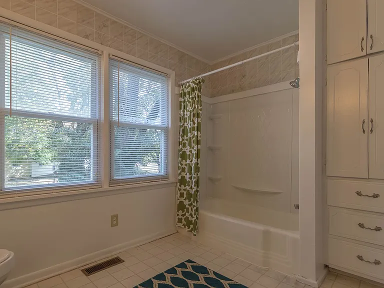 944 W Linwood St — Photo 7
