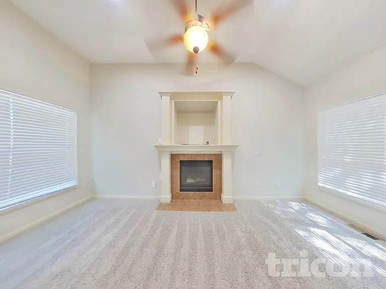 725 N Alder St — Photo 2