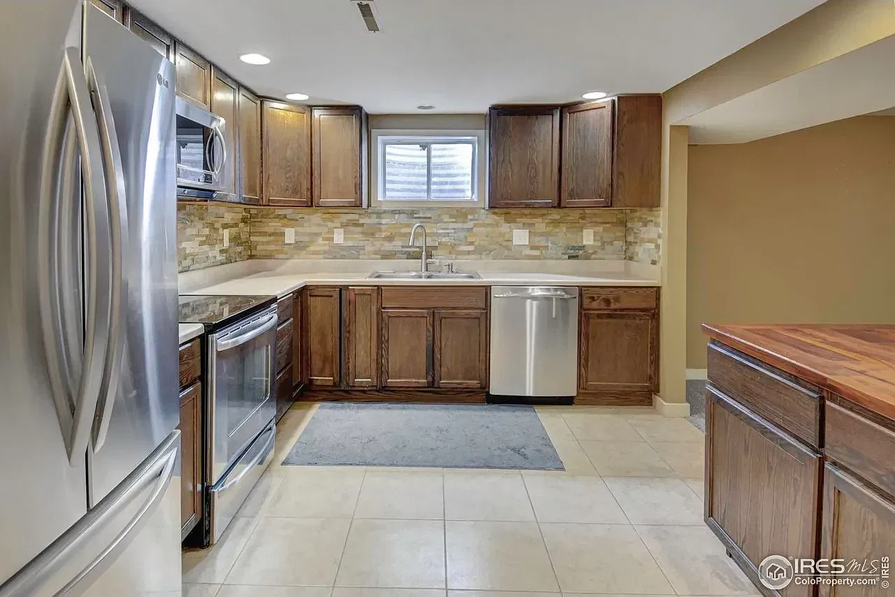 3 bed, $1,900 — Photo 2