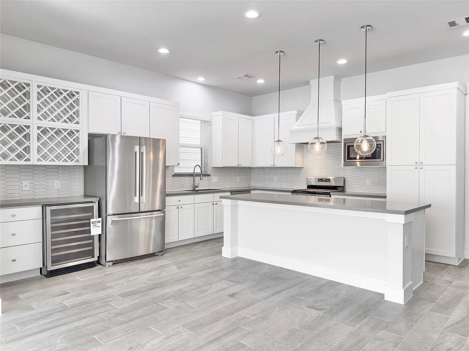3 bed, 2.5 bath, 2050 sqft, $3,000 — Photo 1