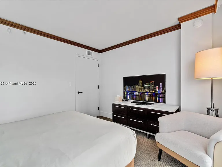 6801 Collins Ave #818 — Photo 9