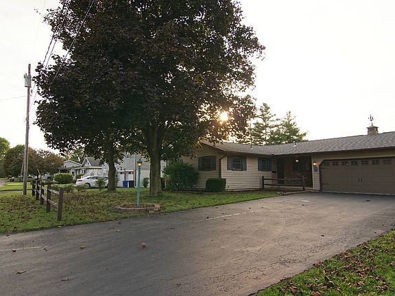 2nd image of 28 Royal Brook Ln